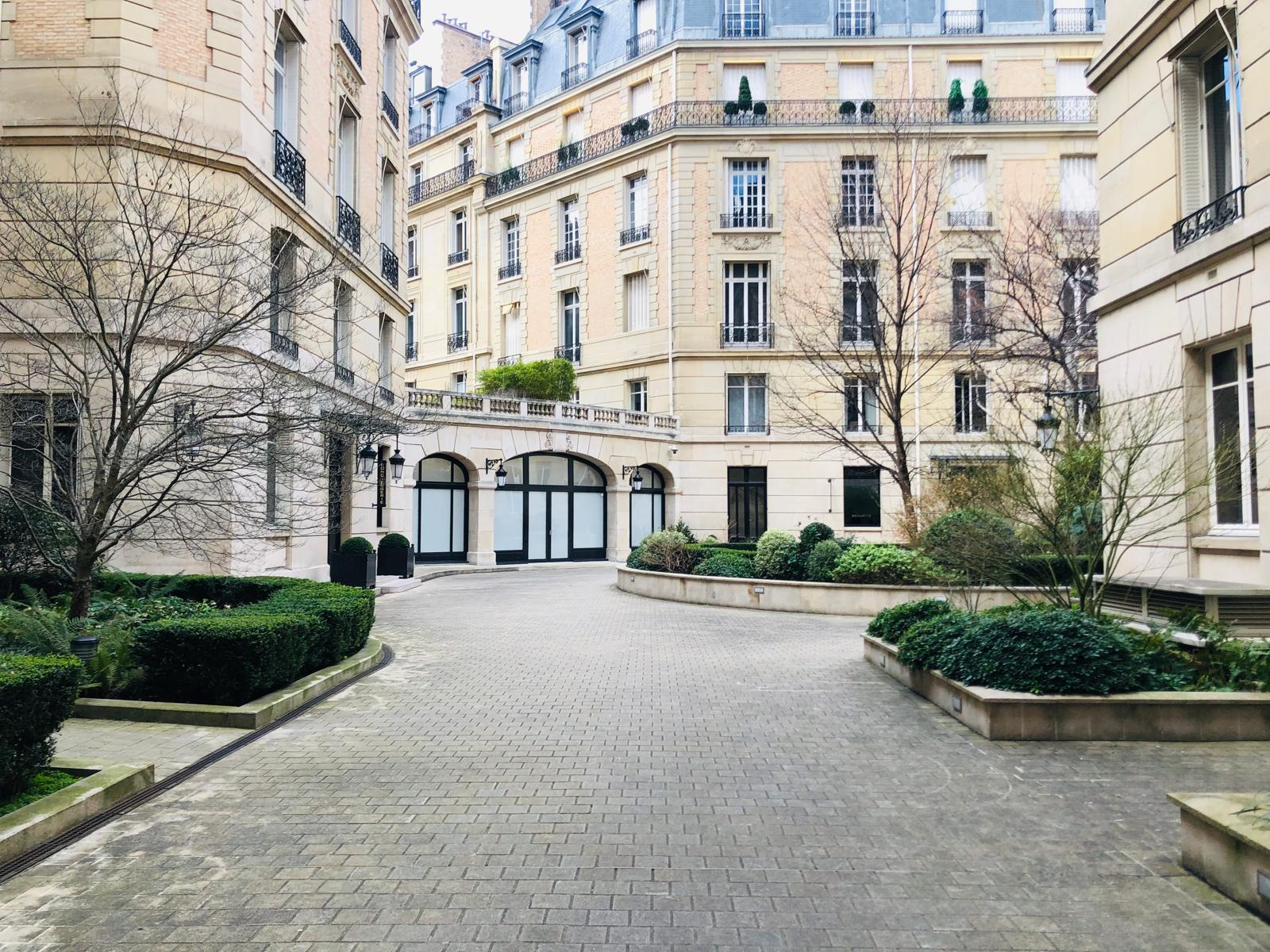 STUDIO MEUBLÉ AVENUE MONTAIGNE IMMEUBLE DE GRAND STANDING